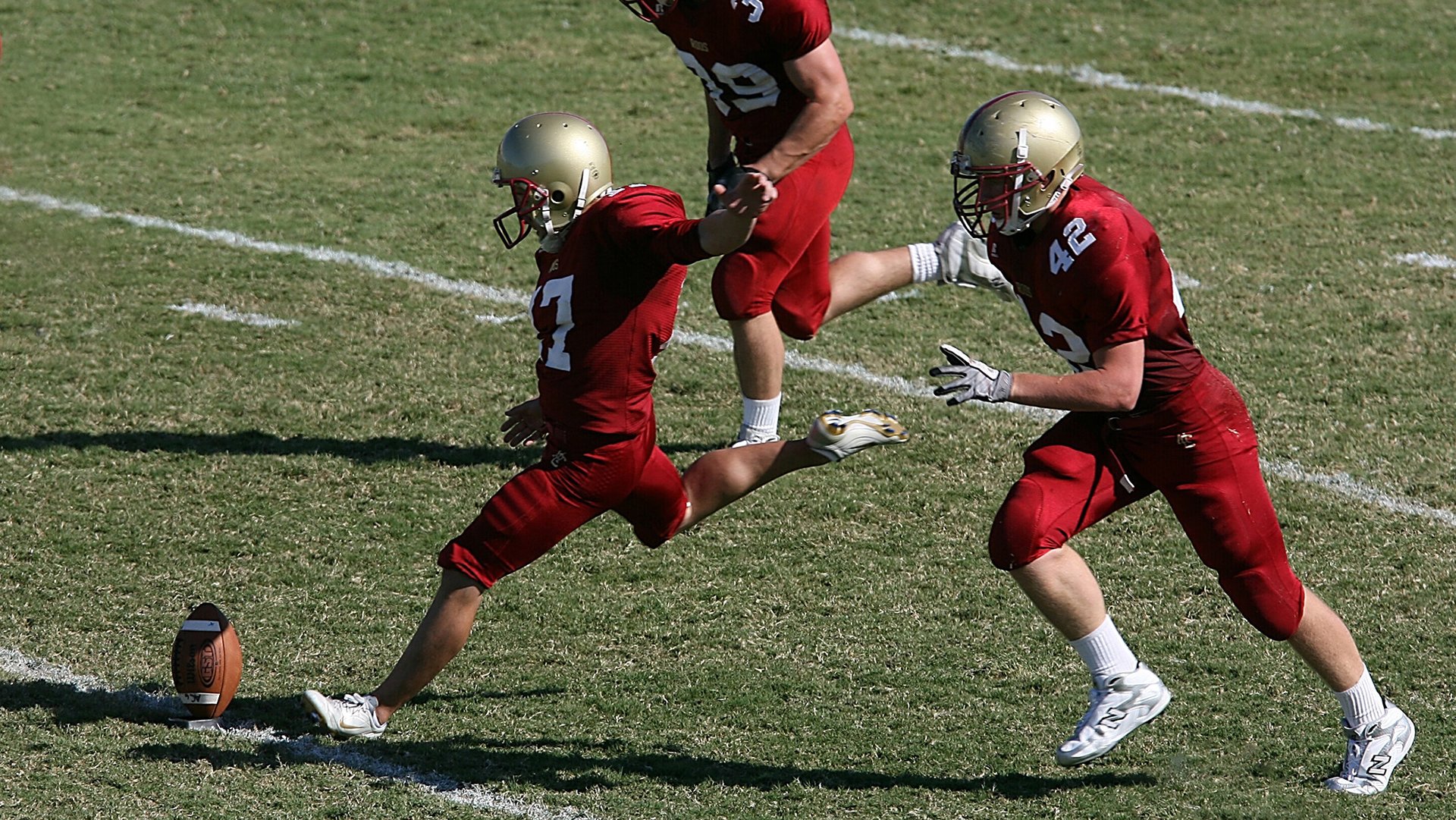 中国游泳队亚运会再创佳绩 新秀老将齐发力斩获多枚金牌